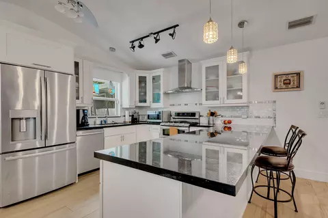 Kitchen - 461 Barracuda Blvd, Key Largo, FL 33037 photo 2 of 4