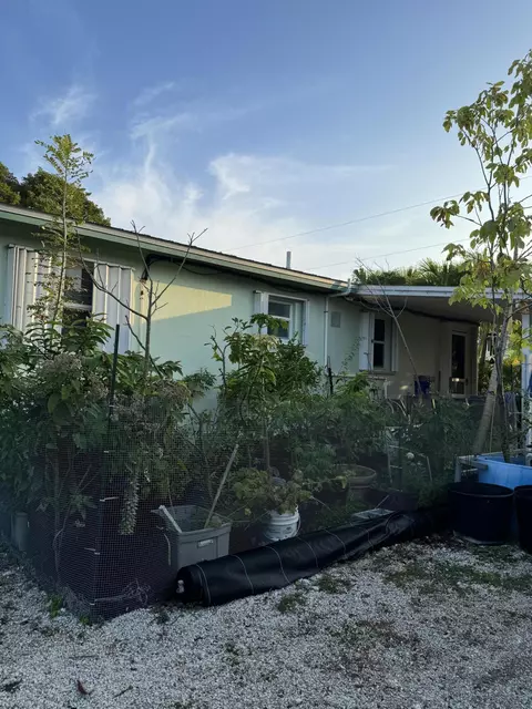 Exterior - 350 E Sandy Cir, Big Pine Key, FL 33043 photo 7 of 10