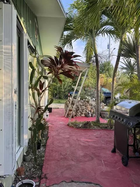 Exterior - 350 E Sandy Cir, Big Pine Key, FL 33043 photo 3 of 10