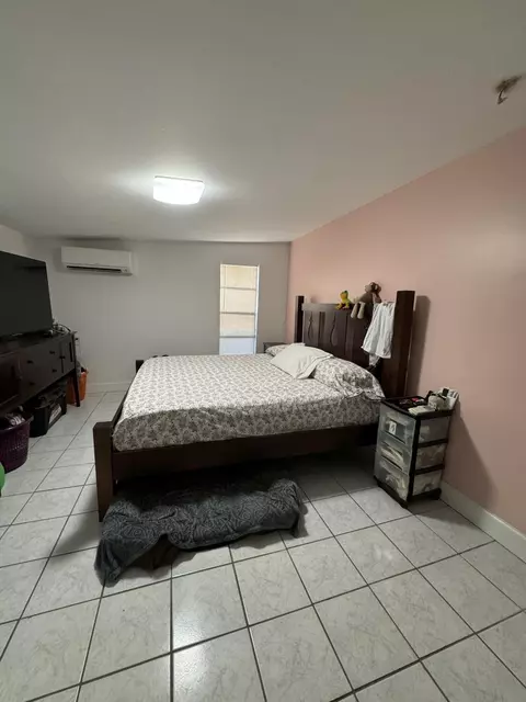 Bedroom - 350 E Sandy Cir, Big Pine Key, FL 33043 photo 4 of 6