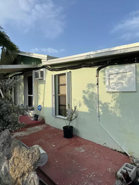 Exterior - 350 E Sandy Cir, Big Pine Key, FL 33043 photo 2 of 10