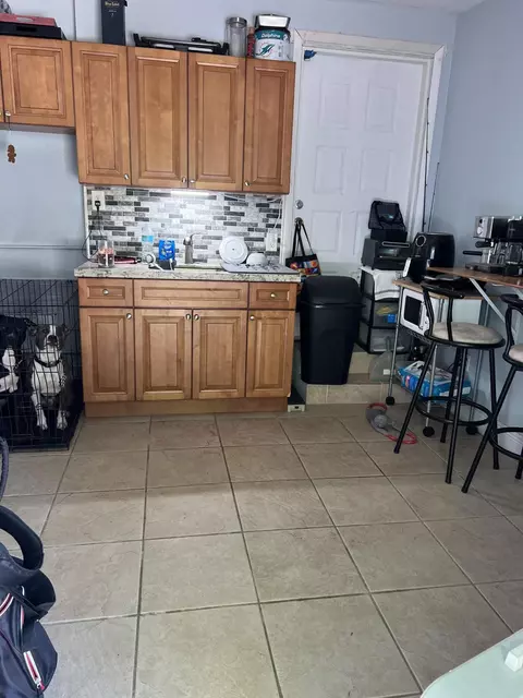 Kitchen - 350 E Sandy Cir, Big Pine Key, FL 33043 photo 4 of 4