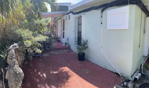 Exterior - 350 E Sandy Cir, Big Pine Key, FL 33043 photo 8 of 10