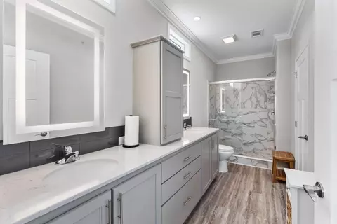 Bath - 119 Avenue D #B, Marathon, FL 33050 photo 2 of 7