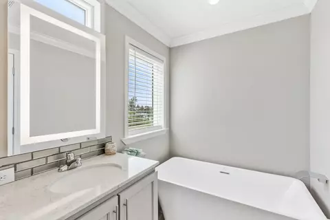 Bath - 119 Avenue D #B, Marathon, FL 33050 photo 6 of 7