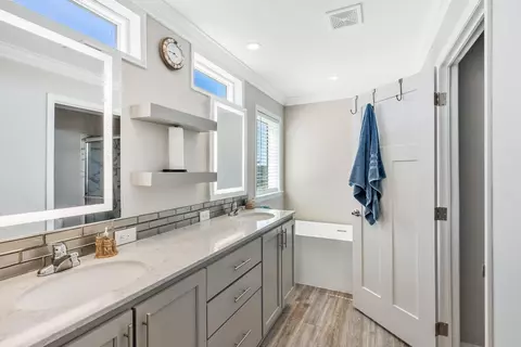 Bath - 119 Avenue D #B, Marathon, FL 33050 photo 5 of 7