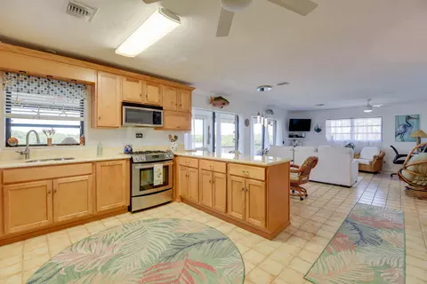 Kitchen - 30325 Eagle Ln, Big Pine Key, FL 33043 photo 2 of 3