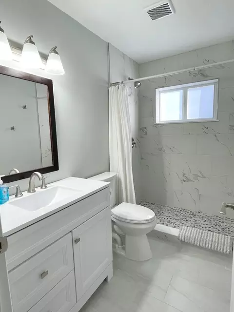 Bath - 785 W 63rd Street Ocean Rd, Marathon, FL 33050 photo 3 of 3