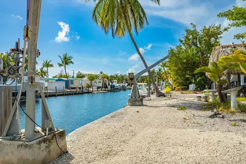 121 Monroe Dr, Plantation Key, FL 33036