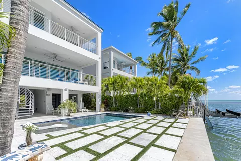 2 Man O War Dr, Marathon, FL 33050