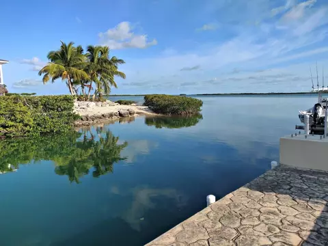 1 Palmetto Dr, Big Coppitt, FL 33040