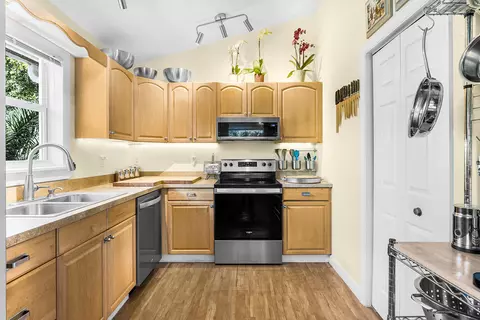 Kitchen - 1011 Snapper Ln, Key Largo, FL 33037 photo 2 of 2
