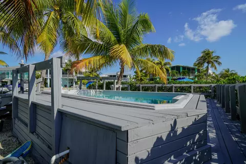 Exterior - 116 5th Ln, Key Largo, FL 33037 photo 5 of 7