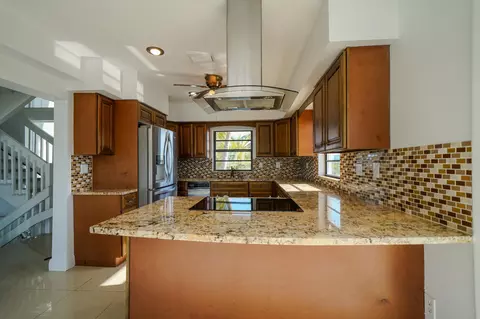 Kitchen - 116 5th Ln, Key Largo, FL 33037 photo 3 of 5