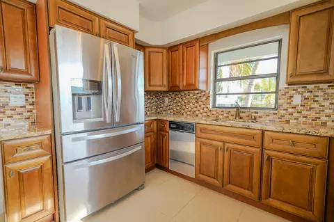 Kitchen - 116 5th Ln, Key Largo, FL 33037 photo 4 of 5