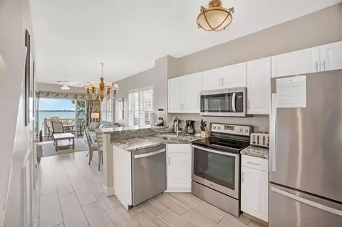 5008 Sunset Village Dr, Duck Key, FL 33050