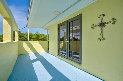 Exterior - 29366 Lucrecia St, Big Pine Key, FL 33043 photo 5 of 16