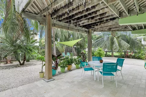 Exterior - 947 E 75th St, Marathon, FL 33050 photo 4 of 15