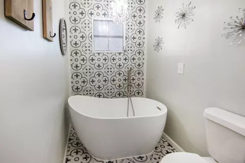 Bath - 276 89th St, Marathon, FL 33050 photo 2 of 3