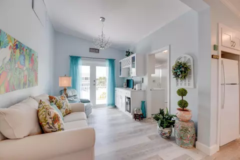 Living - 227 E Cahill Ct, Big Pine Key, FL 33043 photo 1 of 3
