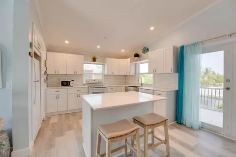 Kitchen - 227 E Cahill Ct, Big Pine Key, FL 33043 photo 1 of 4