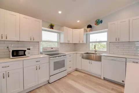 Kitchen - 227 E Cahill Ct, Big Pine Key, FL 33043 photo 4 of 4