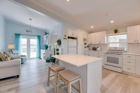 Kitchen - 227 E Cahill Ct, Big Pine Key, FL 33043 photo 2 of 4