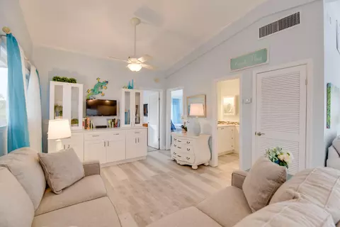Living - 227 E Cahill Ct, Big Pine Key, FL 33043 photo 2 of 3