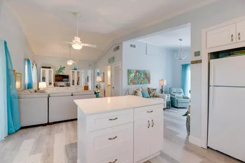 Kitchen - 227 E Cahill Ct, Big Pine Key, FL 33043 photo 3 of 4