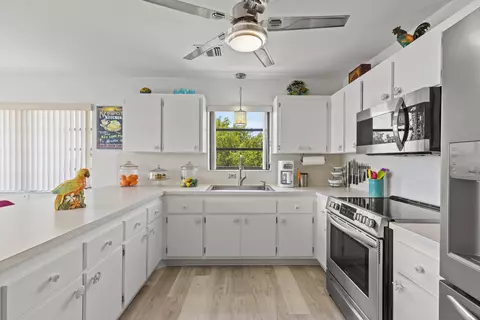 Kitchen - 1618 Lambert Dr, Big Pine Key, FL 33043 photo 2 of 4