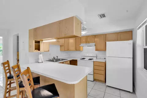Kitchen - 29654 Constitution Ave, Big Pine Key, FL 33043 photo 5 of 8