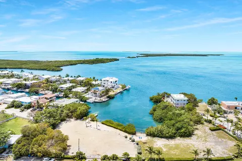 260 Bougainvillea St, Tavernier, FL 33070