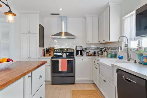 Kitchen - 46 Mutiny Pl, Key Largo, FL 33037 photo 3 of 3