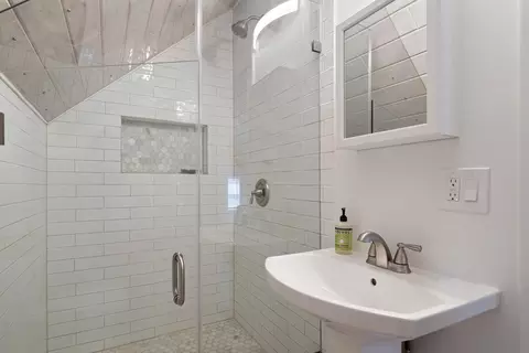 Bath - 46 Mutiny Pl, Key Largo, FL 33037 photo 2 of 4