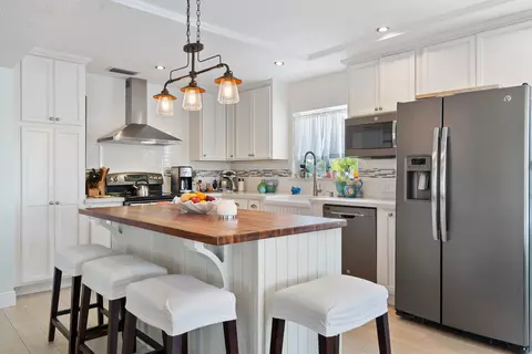 Kitchen - 46 Mutiny Pl, Key Largo, FL 33037 photo 2 of 3