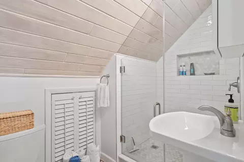 Bath - 46 Mutiny Pl, Key Largo, FL 33037 photo 3 of 4