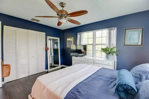 Bedroom - 31353 Avenue E, Big Pine Key, FL 33043 photo 3 of 3