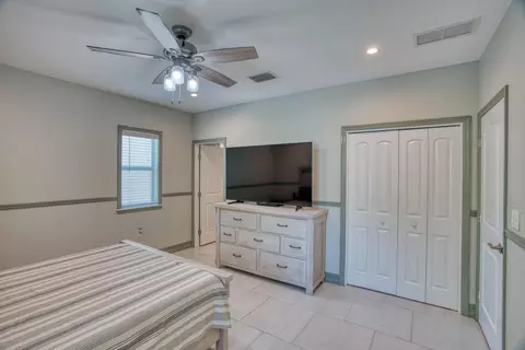Bedroom - 499 Beach Rd, Key Largo, FL 33037 photo 2 of 7