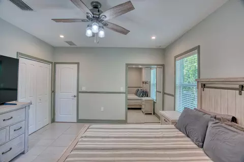 Bedroom - 499 Beach Rd, Key Largo, FL 33037 photo 3 of 7