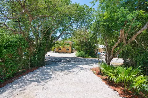 Exterior - 499 Beach Rd, Key Largo, FL 33037 photo 2 of 9