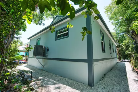Exterior - 499 Beach Rd, Key Largo, FL 33037 photo 7 of 9