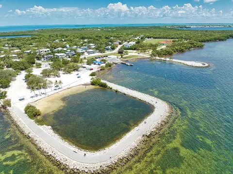 View/Area - 499 Beach Rd, Key Largo, FL 33037 photo 2 of 11
