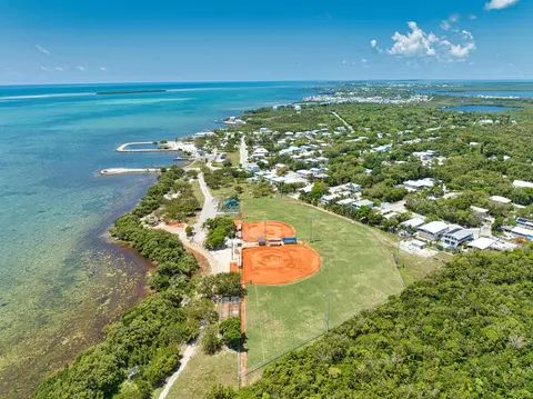 View/Area - 499 Beach Rd, Key Largo, FL 33037 photo 8 of 11