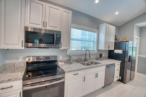 Kitchen - 499 Beach Rd, Key Largo, FL 33037 photo 4 of 4