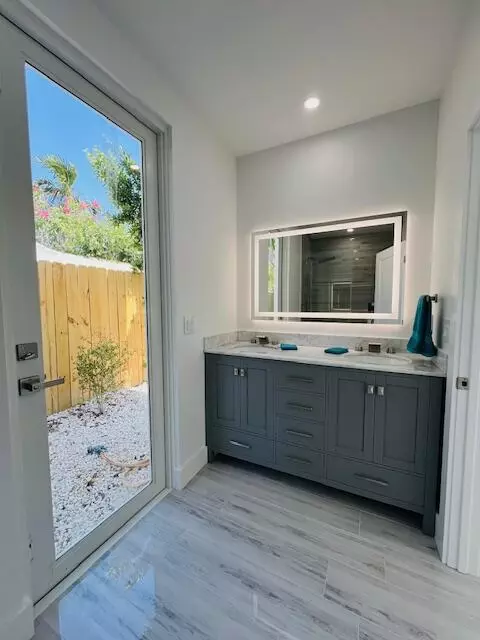 Bath - 634 Cabrera St, Key Largo, FL 33037 photo 2 of 6