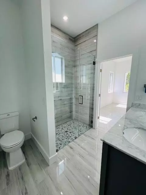 Bath - 634 Cabrera St, Key Largo, FL 33037 photo 5 of 6