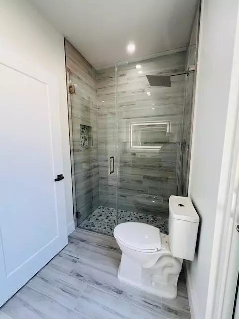 Bath - 634 Cabrera St, Key Largo, FL 33037 photo 1 of 6