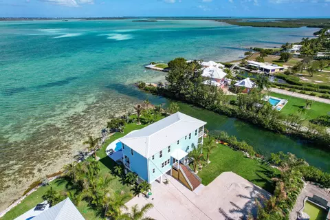 17398 E Dolphin St, Sugarloaf Key, FL 33042