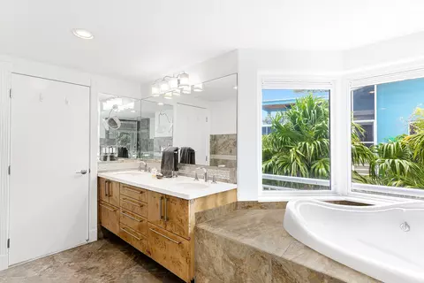 Bath - 21 Mutiny Pl, Key Largo, FL 33037 photo 3 of 7