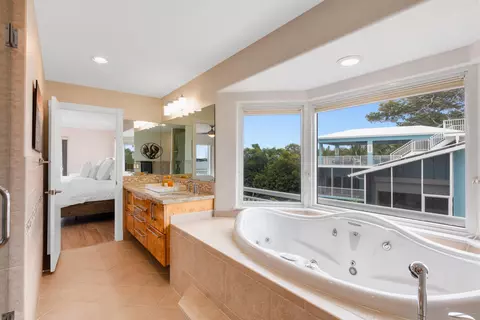 Bath - 21 Mutiny Pl, Key Largo, FL 33037 photo 1 of 7